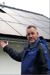 Ein Bild von einer Wallbox und einem Auto